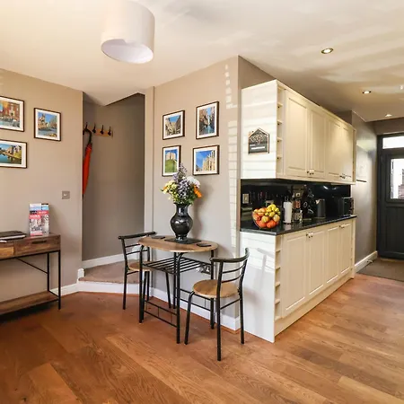 Blacksmith Mews Apartment *